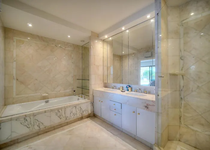 Ref 1429 - Croisette - Sea View For Rent * Cannes